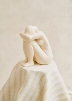 Sezane Les Invités|Sculpture Guénolée Courcoux - Femme Assise Petit Modèle