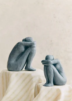 Sezane Les Invités|Sculpture Guénolée Courcoux - Femme Assise Petit Modèle