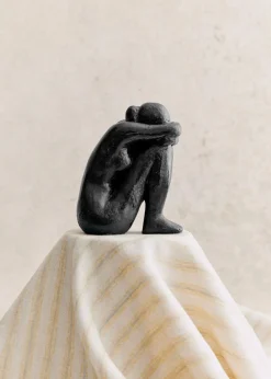 Sezane Les Invités|Sculpture Guénolée Courcoux - Femme Assise Petit Modèle