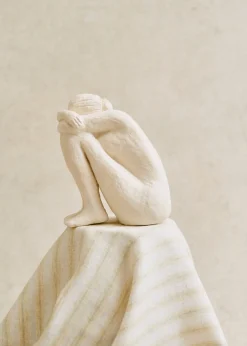 Sezane Les Invités|Sculpture Guénolée Courcoux - Femme Assise Grand Modèle