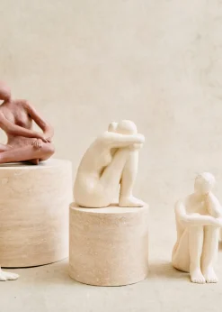 Sezane Les Invités|Sculpture Guénolée Courcoux - Femme Assise Grand Modèle