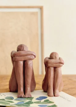 Sezane Les Invités|Sculpture Guénolée Courcoux - Femme Assise Grand Modèle